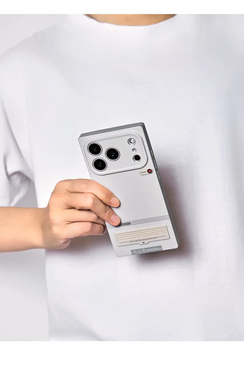 WAKCAS Gray Square Retro Terminal MagSafe iPhone Case